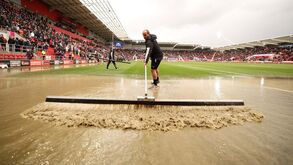 Chuva torrencial interrompe jogo do Championship: veja o estado em que ficou o relvado do Rotherham