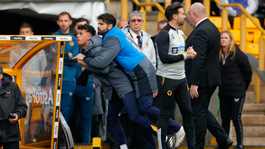 Matheus Nunes ficou fora de si após ser expulso e teve de ser acalmado... por Diego Costa: as imagens do português do Wolves em fúria