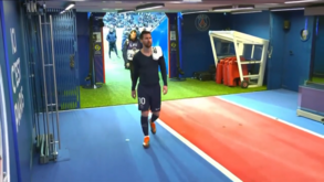 Assobiado pelos adeptos, Messi foi o primeiro a recolher ao balneários e nem agradeceu apoio