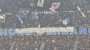 Claque do Inter visa FC Porto com tarjas insultuosas