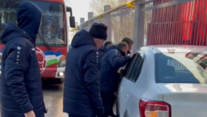 Equipa russa tinha a passagem do autocarro bloqueada: treinadores saíram para... levantar o carro para a berma