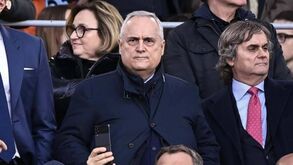 Presidente da Lazio volta a explicar confusão com Mourinho: «Vi um jogador nu no corredor»
