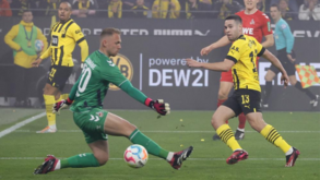 Borussia Dortmund volta atrás face às exibições de Raphaël Guerreiro e vai oferecer-lhe um novo contrato