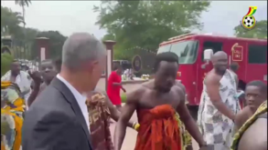 A inusitada receção a Chris Hughton no Gana: treinador pensou que estava a ser... ameaçado?