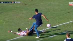 Treinador do Gimnasia expulso depois de pisar adversário durante o jogo