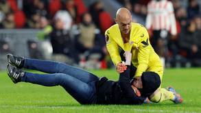 Novo vídeo mostra o momento em que guarda-redes do Sevilha foi agredido por adepto