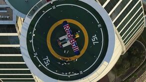 Piloto polaco consegue aterragem 'impossível' no topo do Burj Al Arab