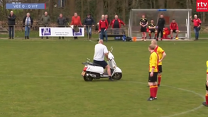 Homem invadiu um jogo de futebol amador numa scooter para protestar... contra o fogo-de-artifício