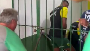 Inacreditável: adversário do Grémio ficou preso no balneário por causa de um... cadeado