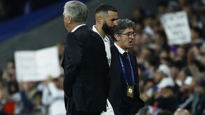 Ancelotti e Benzema contestados