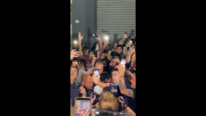 Messi vai jantar fora em Buenos Aires e acaba 'engolido' por centenas de adeptos