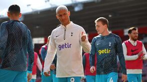 Aulas de yoga, artes e poesia: plantel do Tottenham está a ser acompanhado por 