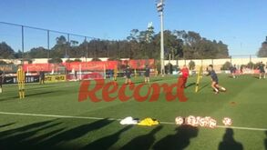 Adjunto Anthony Barry muito interventivo no treino da Seleção Nacional e com indicações em inglês