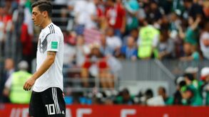 Um campeão mundial que fez história pelo Real Madrid de Mourinho: Özil termina carreira