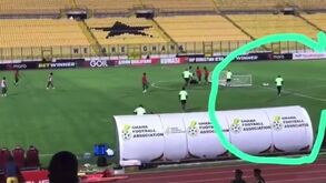 O momento em que o guarda-redes do Gana foi atingido por baliza durante treino