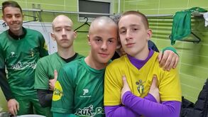 Jovens jogadores do Cortegaça rapam cabelo num ato de solidariedade