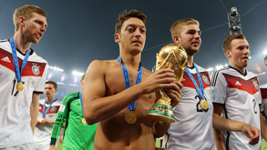 Özil arruma as botas