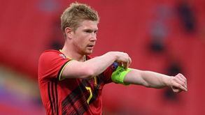 De Bruyne sucede a Hazard como capitão da Bélgica
