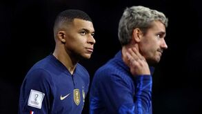 Mbappé explicou-se a Griezmann: os pormenores da reunião para acabar com a polémica da braçadeira