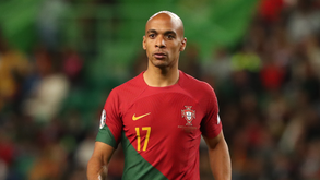 João Mário apoiado por colegas de Seleção