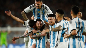 Argentina bate Panamá em noite memorável no Monumental