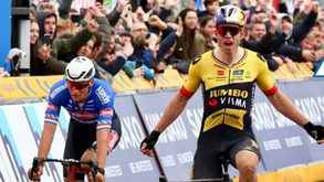 Acidente na E3 Saxo Classic: Moto despista-se e derruba vários espetadores