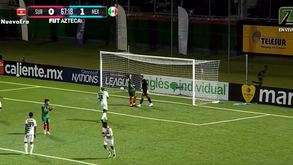 Alvo do Benfica para a próxima época bateu um penálti pelo México... quase para fora do estádio