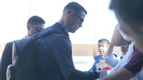 Ronaldo deu autógrafos e Roberto Martínez acenou aos adeptos: a partida da Seleção rumo ao Luxemburgo
