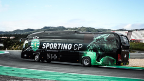Sporting desvenda o novo autocarro para o futebol feminino: LEDs verdes e brancos, frigorífico e WC