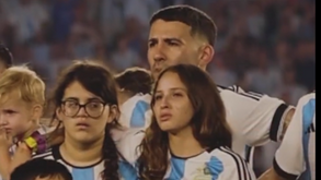 Otamendi partilha imagens da receção aos campeões do Mundo: «O meu país, que orgulho, obrigado Argentina»