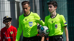 Filho de árbitro auxiliar em estreia