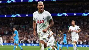 Modelo brasileira garante que dormiu com Richarlison mas afinal... foi com o sósia