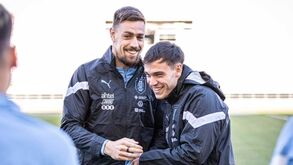 Coates cumpriu 50 jogos pela seleção uruguaia e recebeu camisola especial das mãos... de Ugarte