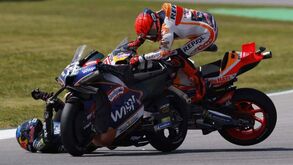 Redes sociais de Marc Márquez inundadas por críticas após espanhol ter 'abalroado' Miguel Oliveira
