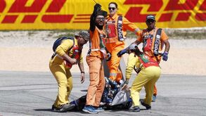 Queda, pedido de desculpas de Márquez e saída de maca: o acidente de Miguel Oliveira em imagens