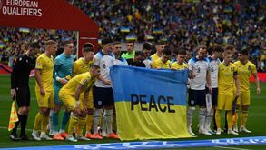 Jogadores de Inglaterra e Ucrânia apelaram à paz antes do jogo entre as duas seleções