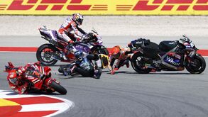 O momento em que Marc Márquez 'abalroa' Miguel Oliveira no GP de Portugal