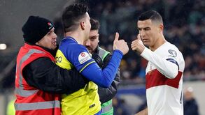 Adepto com camisola do Al Nassr invadiu relvado após golo de Cristiano Ronaldo