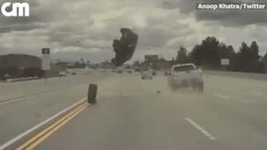 Imagens impressionantes mostram carro a capotar após ser atingido por pneu em autoestrada dos EUA