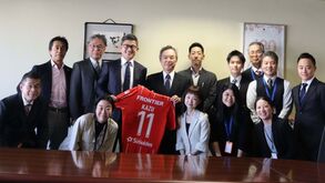 Kazu Miura visitou a embaixada do Japão em Portugal