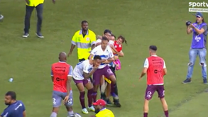 Pai entrou em campo no Brasil, com a filha ao colo, para agredir jogador do Caxias