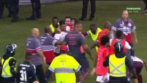 Agressões com uma criança pelo meio e muita confusão: as cenas de violência após o Internacional-Caxias