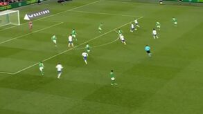 Apanhou a bola perto da área e não pediu licença: o golaço de Pavard frente à Irlanda 