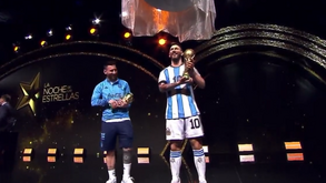 Messi surpreendido com uma estátua em tamanho real de si próprio