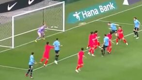 Coates marcou no Coreia do Sul-Uruguai após este cabeceamento fulgurante