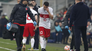 Hakan Çalhanoglu sai lesionado do jogo com a Turquia e arrisca embate com o Benfica