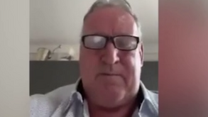 Lenda do futebol alemão gravou uma mensagem em vídeo para um fã mas não contava que surgisse a mulher... em topless