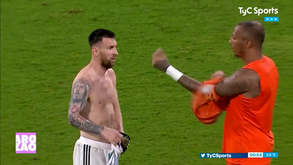Sofreu sete golos da Argentina mas ficou com a camisola de Messi: «Até vou dormir com ela...»