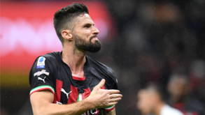Italianos avançam que Giroud já chegou a acordo com o Milan para a renovação de contrato