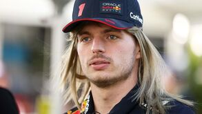 Max Verstappen arranca GP da Austrália... com uma peruca